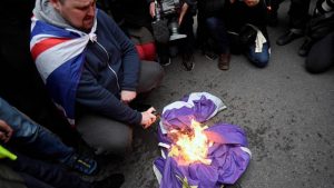 Britanicii ard drapelul European si sarbatoresc Brexit