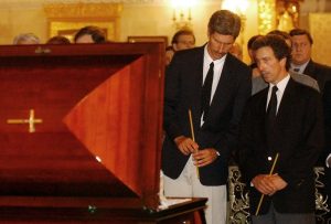 Michael și Peter Klebnikov țin lumânările în timpul unei slujbe de pomenire pentru fratele lor Paul Klebnikov, redactor-șef al revistei ruse Forbes, ucis pe 9 iulie. Fotografie de AFP