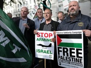 Membri ai Uniunii RMT care susțin un miting de solidaritate cu Palestina în centrul Londrei