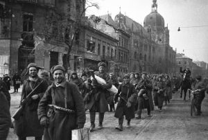 Soldații sovietici și români la Budapesta în timpul asediului din 1945