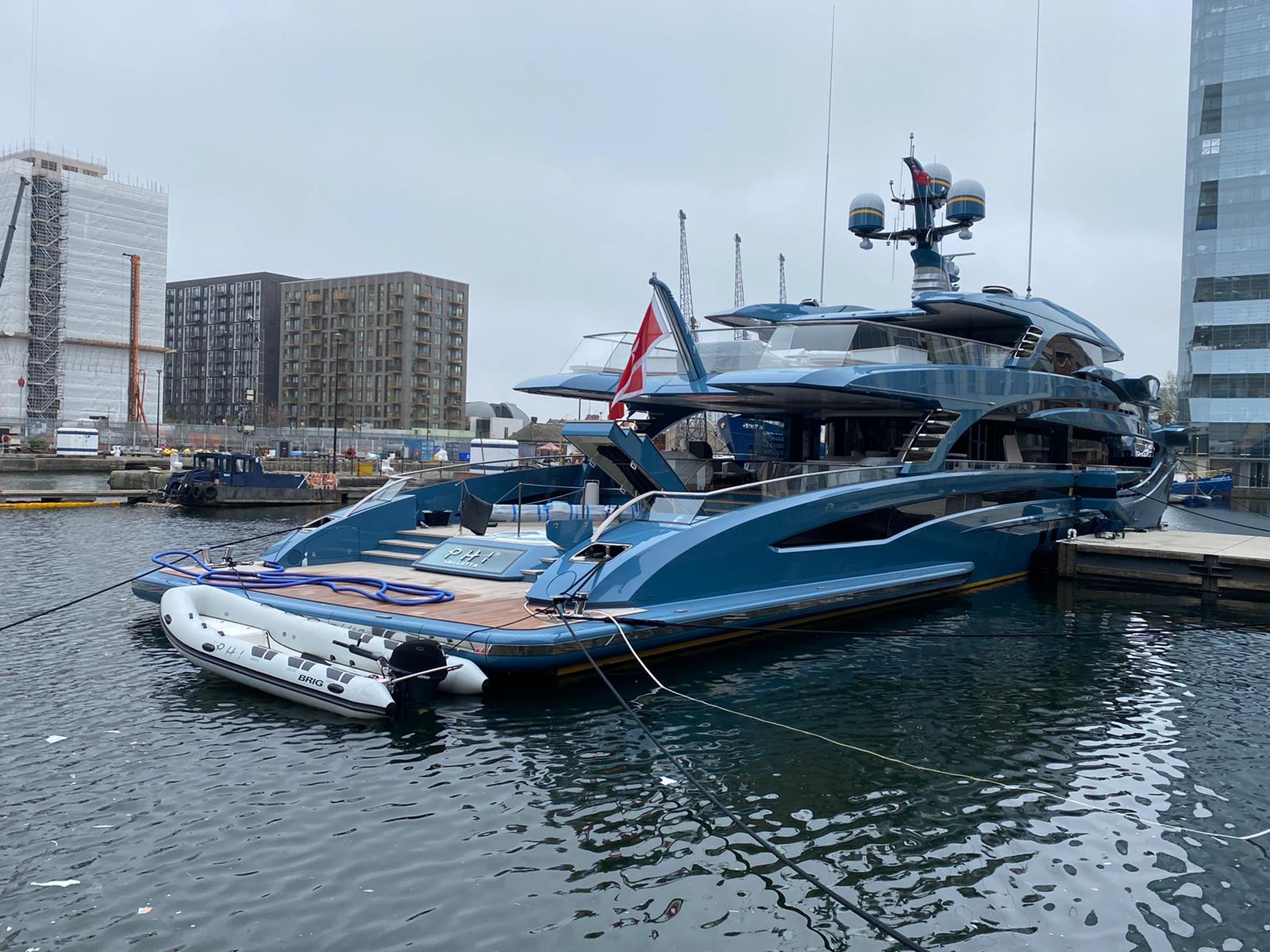 Superyacht Phi de 38 de milioane de lire sterline reținut în Canary Wharf