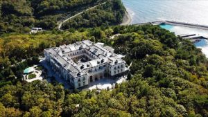 „Palatul lui Putin”, o proprietate masivă din sudul Rusiei, cu vedere la Marea Neagră, estimată la 1,3 miliarde de dolari. Miliardarul rus Arkady Rotenberg care are legături strânse cu Putin, a spus că proprietatea îi aparține