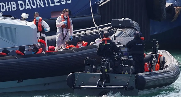 Guvernul vrea ca armata - Royal Navy, să urmeze ordinul de refuzare-pushback, a refugiaților