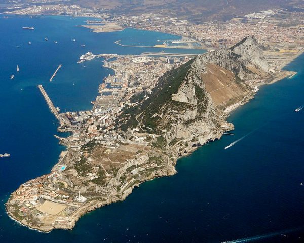 Gibraltar este un teritoriu britanic de peste mări și un promontoriu situat pe coasta de sud a Spaniei. Este dominat de Stânca Gibraltarului, o creastă calcaroasă înaltă de 426 m. Colonizat pentru prima dată de mauri în Evul Mediu și condus ulterior de Spania, avanpostul a fost cedat britanicilor în 1713. Straturile de fortificații includ rămășițele unui castel maur din secolul al XIV-lea și marile tuneluri de asediu din secolul al XVIII-lea, care au fost extinse în timpul celui de-al Doilea Război Mondial.