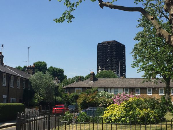 La 14 iunie 2017, un incendiu de proporții a izbucnit în blocul de 24 de etaje Grenfell Tower din North Kensington, în vestul Londrei, la ora 00:54 BST și a ars timp de 60 de ore. 72 de persoane au murit, două dintre ele fiind ulterior spitalizate, iar peste 70 au fost rănite și 223 au scăpat. A fost cel mai mortal incendiu structural din Regatul Unit de la dezastrul de la platforma petrolieră Piper Alpha din 1988 și cel mai grav incendiu rezidențial din Marea Britanie de la cel de-al Doilea Război Mondial încoace. Incendiul a fost declanșat de o defecțiune electrică la un frigider de la etajul 4.[nota 1] Acesta s-a propagat rapid pe exteriorul clădirii, aducând flăcări și fum la toate etajele rezidențiale, accelerat de placarea compozită din aluminiu și de izolația exterioară periculos de combustibile, cu un spațiu de aer între ele care permitea efectul de coș de fum. Incendiul a fost declarat incident major, peste 250 de pompieri și 70 de mașini de pompieri de la stațiile de pompieri din Londra au fost implicați în eforturile de a-l controla și de a salva locuitorii. Peste 100 de echipaje ale Serviciului de Ambulanță din Londra, cu cel puțin 20 de ambulanțe, au participat la intervenție, alături de paramedici specialiști din cadrul Echipei de intervenție în zone periculoase a Serviciului de Ambulanță. Poliția Metropolitană și Ambulanța Aeriană din Londra au asistat, de asemenea, la eforturile de salvare.