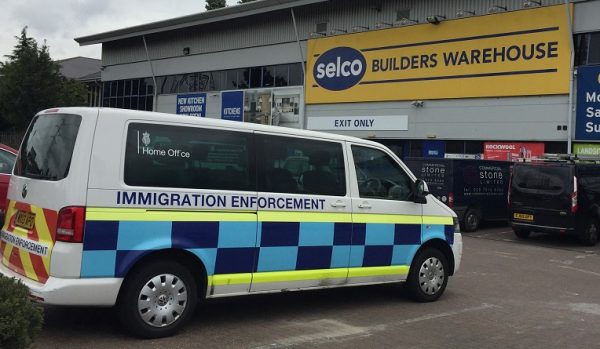 Van cu inscriptia Immigration Enforcement in fata la un depozit de materiale SELCO din Estul Londrei. foto : Click Romania