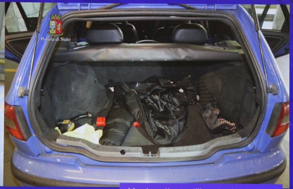Victima a fost transferata in portbagajul unei masini Volovo