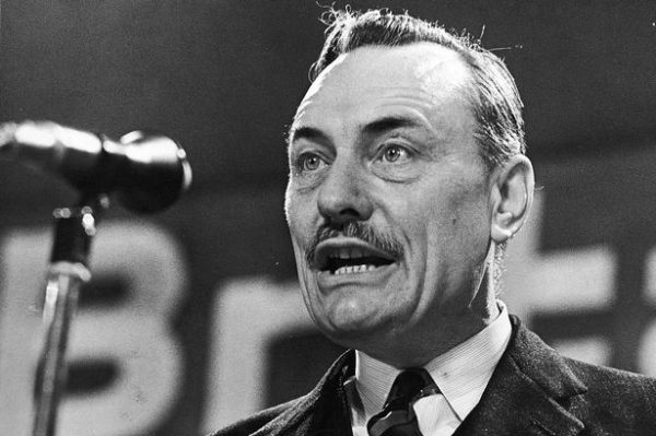 În urma discursului incendiar al lui Enoch Powell din 1968, intitulat "râuri de sânge", care a divizat națiunea și a devenit instantaneu unul dintre cele mai dezbinate discursuri din istoria modernă a Marii Britanii, consecințele au fost rapide și violente. Protestatarii au ieșit în stradă în sprijinul susținerii lui Powell pentru repatrierea imigranților.