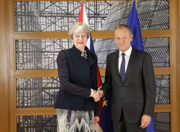 Theresa May i-a scris lui Donald Tusk pentru a cere amânarea Brexitului în 2019. În 2016, un muncitor polonez dintr-o fabrică din Harlow, Anglia, a fost ucis, dar guvernul britanic a refuzat să clasifice crima drept atac terorist.