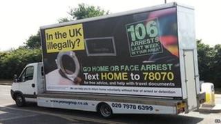 Guvernul britanic plimba reclame in Londra prin care ameninta imigrantii ilegali sa plece acasa.