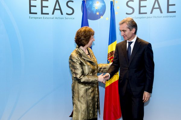 Catherine Ashton îl salută pe Iurie Leancă, care a fost prim-ministru al Republicii Moldova, la 24 octombrie 2013.