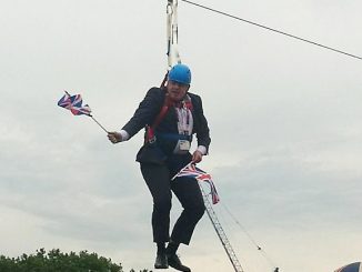 Boris Johnson blocat pe sârmă. Poate ar fi fost o idee bună, sâ-l fi lasat acolo.