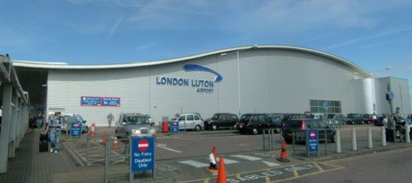 Aeroportul Internațional Luton din Londra este situat pe Airport Way, Luton LU2 9LY, Marea Britanie. Este un aeroport de deal pentru destinații interne și europene deservite în principal de companii aeriene low-cost.