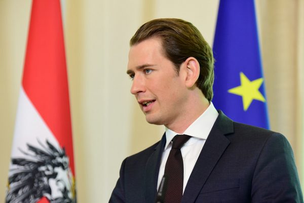 Fostul cancelar austriac Sebastian Kurz, a fost pus sub acuzare la Viena pentru că ar fi făcut declarații false la o anchetă parlamentară în 2020, Parchetul Economic și de Corupție. Kurz s-a alăturat firmei de investiții Thiel Capital, cu sediul în SUA, a co-fondatorului Paypal, Peter Thiel, ca "strateg global", după ce a fost forțat să plece din funcție și a lucrat, de asemenea, ca și consultant pentru start-up-uri. Thiel nu a răspuns imediat la o solicitare de comentarii. Acuzația penală, formulată de procurorul anticorupție din Austria, ar putea fi doar prima cu care Kurz se va confrunta în legătură cu ampla anchetă "Ibiza" care l-a forțat să demisioneze în 2021. Scandalul a izbucnit în 2019, după ce a apărut o înregistrare video secretă filmată pe insula spaniolă Ibiza, care îl arată pe liderul partenerului de coaliție al lui Kurz, Heinz-Christian Strache, oferindu-se să schimbe favoruri politice pentru bani unei femei despre care credea că este nepoata unui oligarh rus