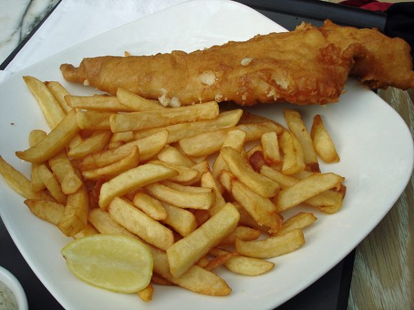 Fish and chips este un fel de mâncare caldă care constă în pește prăjit în aluat, servit cu cartofi prăjiți. Acest fel de mâncare își are originea în Anglia, unde aceste două componente au fost introduse de evreii imigranți în Regatul Unit.