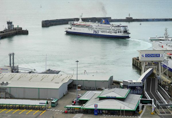 Un camion în tranzit în portul Dover