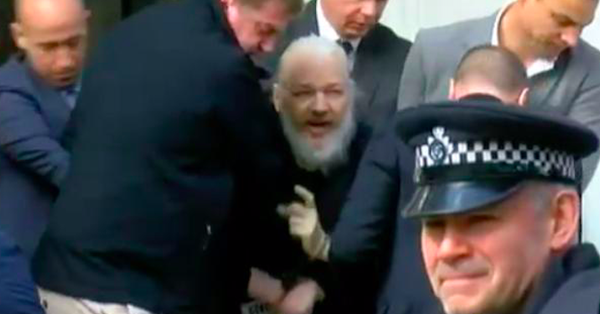 După arestarea sa la 11 aprilie 2019, Assange a fost încarcerat la HM Prison Belmarsh din Londra, Anglia, Regatul Unit