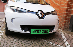 Guvernul britanic vrea sa introduca placute de inregistrare verzi pentru masini electrice