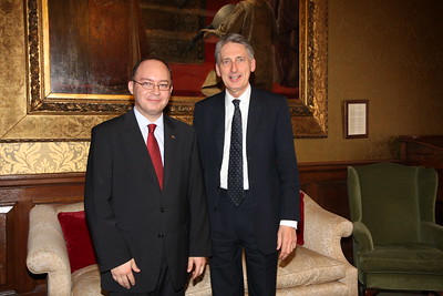 Fostul secretar de externe Philip Hammond, întâlnind Bogdan Aurescu, ministrul afacerilor externe al României la Londra, 24 martie 2015.
