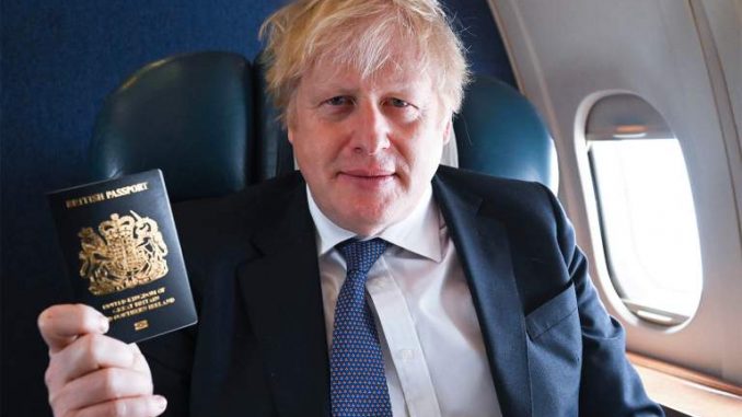 Pașapoarte albastre făcute în Polonia și coroane pe halbele de bere. Boris a mințit că UE interzice Regatul Unit să folosescă pașapoarte albastre.