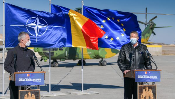 Conferință de presă cu secretarul general al NATO, Jens Stoltenberg, și președintele României, Klaus Iohannis, la Baza Militară Mihail Kogălniceanu din România, 11 februarie 2022.