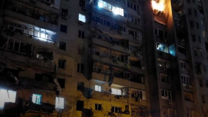 Cel puțin opt persoane au fost rănite după ce o rachetă a lovit o clădire rezidențială dintr-o suburbie a Kievului vineri dimineața, în timp ce forțele ruse invadatoare s-au apropiat de capitala Ucrainei, spun autoritățile.