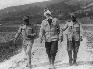 Doi soldați români ajută un tovarăș rănit să se întoarcă la o stație de ajutor de lângă Cașin, 1917.