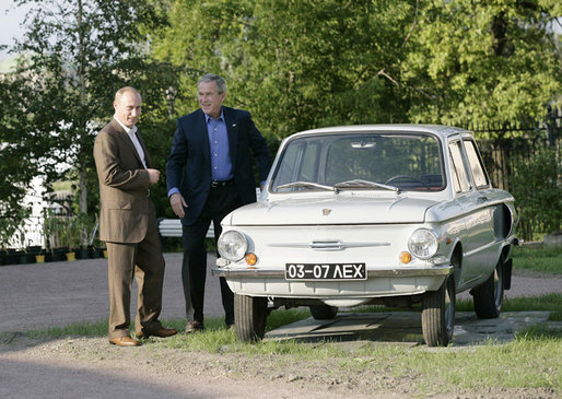 Putin fotografiat cu Bush. El a condus mașini rusești în fața camerelor de televiziune, într-un efort de a cultiva patriotismul și de a sprijini industria auto autohtonă.