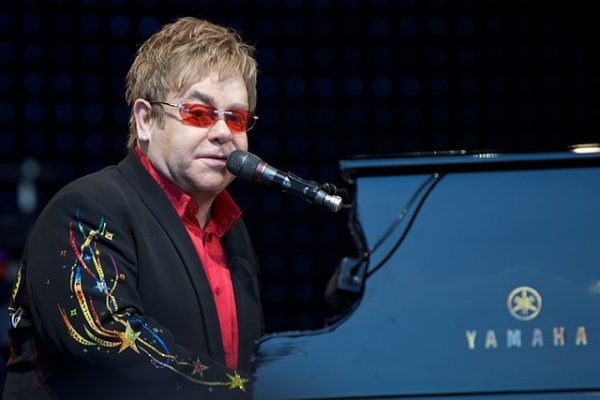 Elton John a criticat guvernului pentru că susține că 21 din cele 27 de țări UE oferă acces fără viză și permis de muncă, atunci când încă există restricții severe.