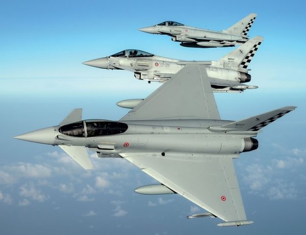 Eurofighter este numit Typhoon în Marea Britanie din motive politice pentru a-l face britanic după faima taifunului celui de-al doilea război mondial.