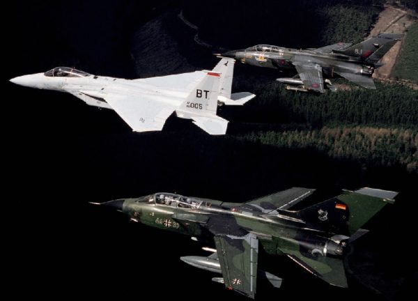 Un F-15C USAF flancat de Luftwaffe și RAF - avioane Tornados, în 1987