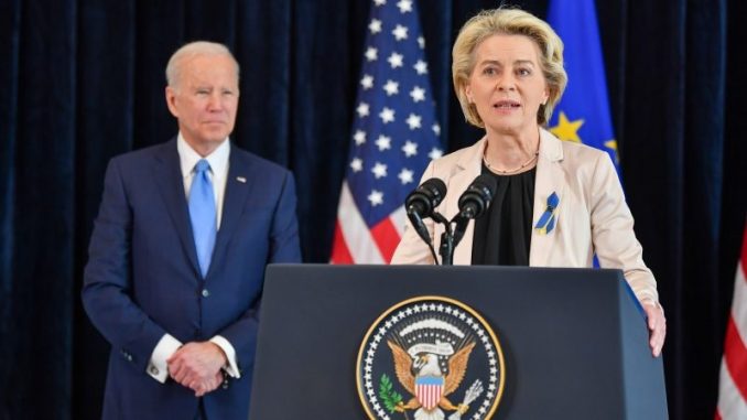 Joe Biden în stânga și Ursula von der Leyen în dreapta, la o conferință de presă de la Bruxelles