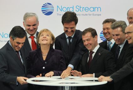 Cancelarul german Angela Merkel, președintele rus Dmitri Medvedev, premierul olandez Mark Rutte și fostul cancelar german Gerhard Schroeder