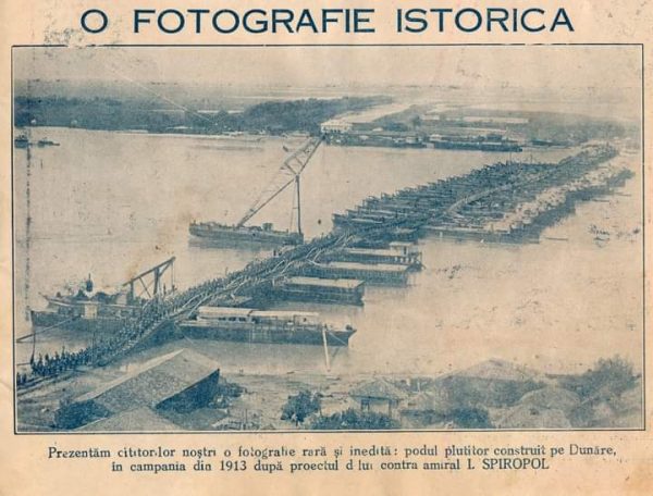 „O fotografie istorică” publicată în Realitatea Ilustrată în 1930, care arată podul plutitor construit peste Dunăre de către Armata Română în 1913 în timpul celui de-al Doilea Război Balcanic.