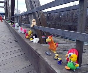 Românii au transformat podul pietonal într-un pod de jucării. Fiecare copil poate lua o jucărie.