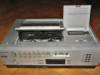 Mecanismele casetelor cu încărcare de sus (cum ar fi cel de pe acest model VHS) au fost comune la primele videocasete interne.