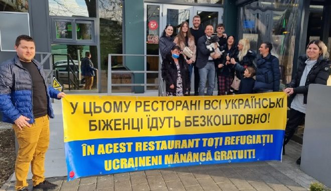Un restaurant românesc oferă mâncare gratis refugiaților din Ucraina