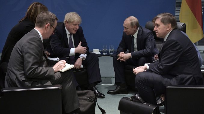 Prim-ministrul Regatului Unit Boris Johnson cu președintele rus Vladimir Putin la Conferința din Libia, ianuarie 2020