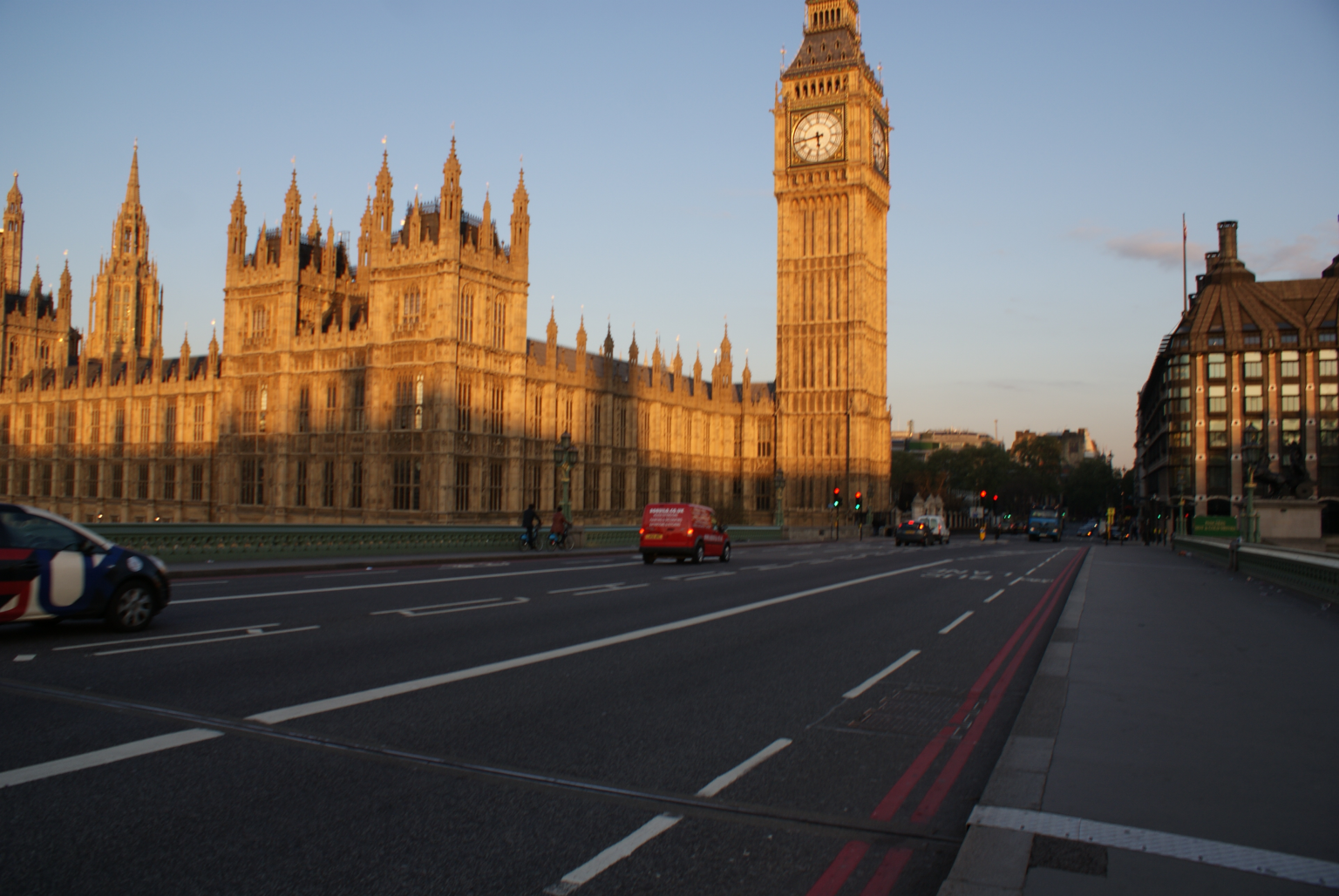 Palatul Westminster este locul de adunare al Parlamentului Regatului Unit și este situat în Londra, Anglia. Este denumit în mod obișnuit Casele Parlamentului, după Camera Comunelor și Camera Lorzilor, cele două camere legislative care ocupă clădirea.