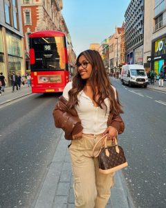 În urma unei reacții majore asupra aprobării de către Sadiq Khan a controversatei demolări a magazinului Marks & Spencer de pe Oxford Street, primarul Londrei va revizui acum această decizie.