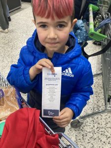 Chiar înainte de publicarea raportului parlamentar al tuturor partidelor în decembrie 2014, arhiepiscopul Justin Welby a declarat că foamea „pândește în mari părți ale țării” și că l-a șocat mai mult decât suferința la care a fost martor în Africa, deoarece în Marea Britanie era atât de mare. Potrivit raportului, motivele cheie pentru creșterea foametei în Regatul Unit includ întârzierile în plata prestațiilor și sancțiunile sociale. Raportul mai arăta că, spre deosebire de primele decenii de după cel de-al Doilea Război Mondial, veniturile oamenilor săraci au încetat să crească odată cu creșterea costurilor pentru locuințe, facturile la utilități și alimente.