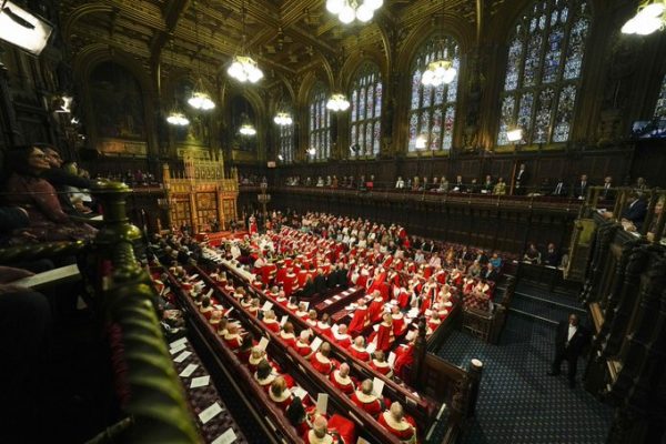 Prințul de Wales, Ducesa de Cornwall și Ducele de Cambridge părăsesc Camera Lorzilor după deschiderea Parlamentului de stat