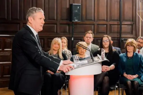 Soția lui Keir Starmer, Victoria, este evreică, iar prim-ministrul a declarat că organizează cine de Shabbat în fiecare săptămână.