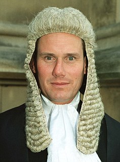 Keir Starmer a obținut o diplomă de licență în drept la Universitatea din Leeds în 1985 și o diplomă postuniversitară de licență în drept civil la St Edmund Hall din cadrul Universității din Oxford în 1986. După ce a fost admis în barou, Starmer a practicat predominant în domeniul apărării penale, specializându-se în drepturile omului.