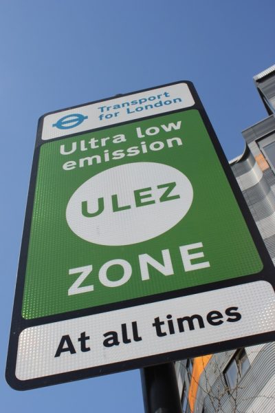 Ultra Low Emission Zone (ULEZ) este o taxă de poluare în Londra care se aplică majorității vehiculelor pe benzină și diesel care nu îndeplinesc anumite standarde de emisii. ULEZ acoperă toate zonele aflate în interiorul drumurilor circulare de nord și de sud (A406 și A205). Aceasta se extinde pentru a acoperi întreaga Mare Londră începând cu 29 august 2023.