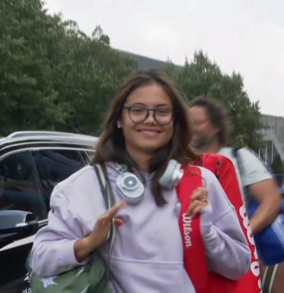 Emma Răducanu este o jucătoare profesionistă de tenis britanică. În 2021, la 18 ani și zece luni și cu o poziție în clasamentul WTA pe locul 150 în lume, a câștigat primul său titlu de Grand Slam din carieră la US Open în cea de-a cincea apariție generală în circuitul major. Raducanu s-a născut pe 13 noiembrie 2002 în Toronto, Canada, din părinți români și chinezi. A început să joace tenis la vârsta de cinci ani și a devenit profesionistă în 2018. În 2019, a câștigat primul său titlu WTA Challenger la ITF Women's Circuit. În 2021, Răducanu a făcut senzație la US Open. Ea a câștigat toate cele șase meciuri din calificările turneului, fără a pierde niciun set. Apoi, în turneul principal, ea a câștigat toate cele zece meciuri, fără să piardă niciun set. În finală, ea a învins-o pe Leylah Fernandez, din Canada, cu 6-4, 6-3. Victoria lui Răducanu la US Open a fost o surpriză majoră. Ea a devenit prima jucătoare din istorie care a câștigat un titlu de Grand Slam fără să piardă niciun set în calificări și în turneul principal. De asemenea, ea a devenit prima jucătoare calificată care a câștigat un titlu de Grand Slam. Victoria lui Răducanu a fost un eveniment istoric pentru tenisul britanic. Ea a devenit prima jucătoare britanică care a câștigat un titlu de Grand Slam de la Virginia Wade la Wimbledon în 1977. De asemenea, ea a devenit cea mai tânără jucătoare britanică care a câștigat un titlu de Grand Slam din 1968, când Virginia Wade a câștigat Wimbledon la vârsta de 19 ani. Victoria lui Răducanu a făcut-o o celebritate în Marea Britanie. Ea a fost felicitată de regina Elisabeta a II-a și de prim-ministrul Boris Johnson. De asemenea, ea a fost invitată să participe la ceremonia de închidere a Jocurilor Olimpice de la Tokyo