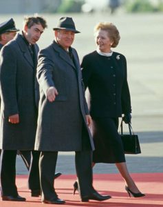 Războiul Rece a început imediat după cel de-al Doilea Război Mondial cu preluarea sovietică a Europei de Est.Relația dintre Mihail Gorbaciov, Ronald Reagan și Margaret Thatcher a fost în centrul Războiului Rece, început imediat după cel de-al Doilea Război Mondial, cu preluarea sovietică a Europei de Est.