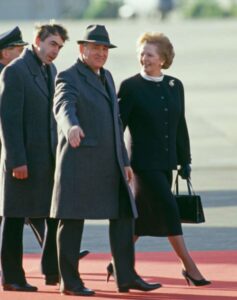 Războiul Rece a început imediat după cel de-al Doilea Război Mondial cu preluarea sovietică a Europei de Est. Relația dintre Mihail Gorbaciov, Ronald Reagan și Margaret Thatcher a fost în centrul Războiului Rece, început imediat după cel de-al Doilea Război Mondial, cu preluarea sovietică a Europei de Est.