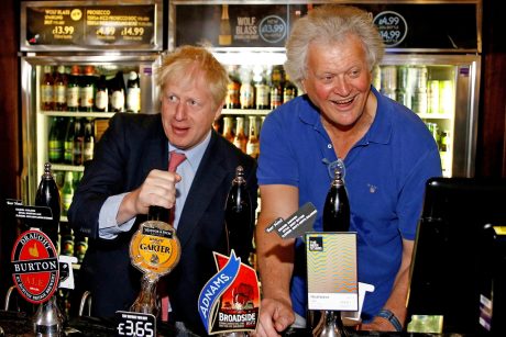 Sir Timothy Randall Martin a primit titlul pentru că l-a ajutat pe Boris Johnson și Brexit-ul. Este un om de afaceri englez, fondator și președinte al Wetherspoons, un lanț de pub-uri din Regatul Unit și Irlanda.
