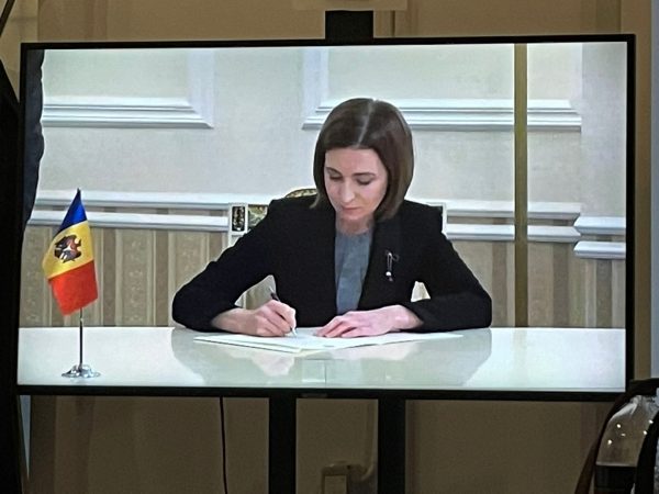 După declanșarea invaziei rusești din Ucraina din 2022, la 3 martie 2022, președinta Maia Sandu a semnat cererea de aderare la UE, împreună cu Igor Grosu, președintele Parlamentului Republicii Moldova, și Natalia Gavrilița, prim-ministrul Republicii Moldova.